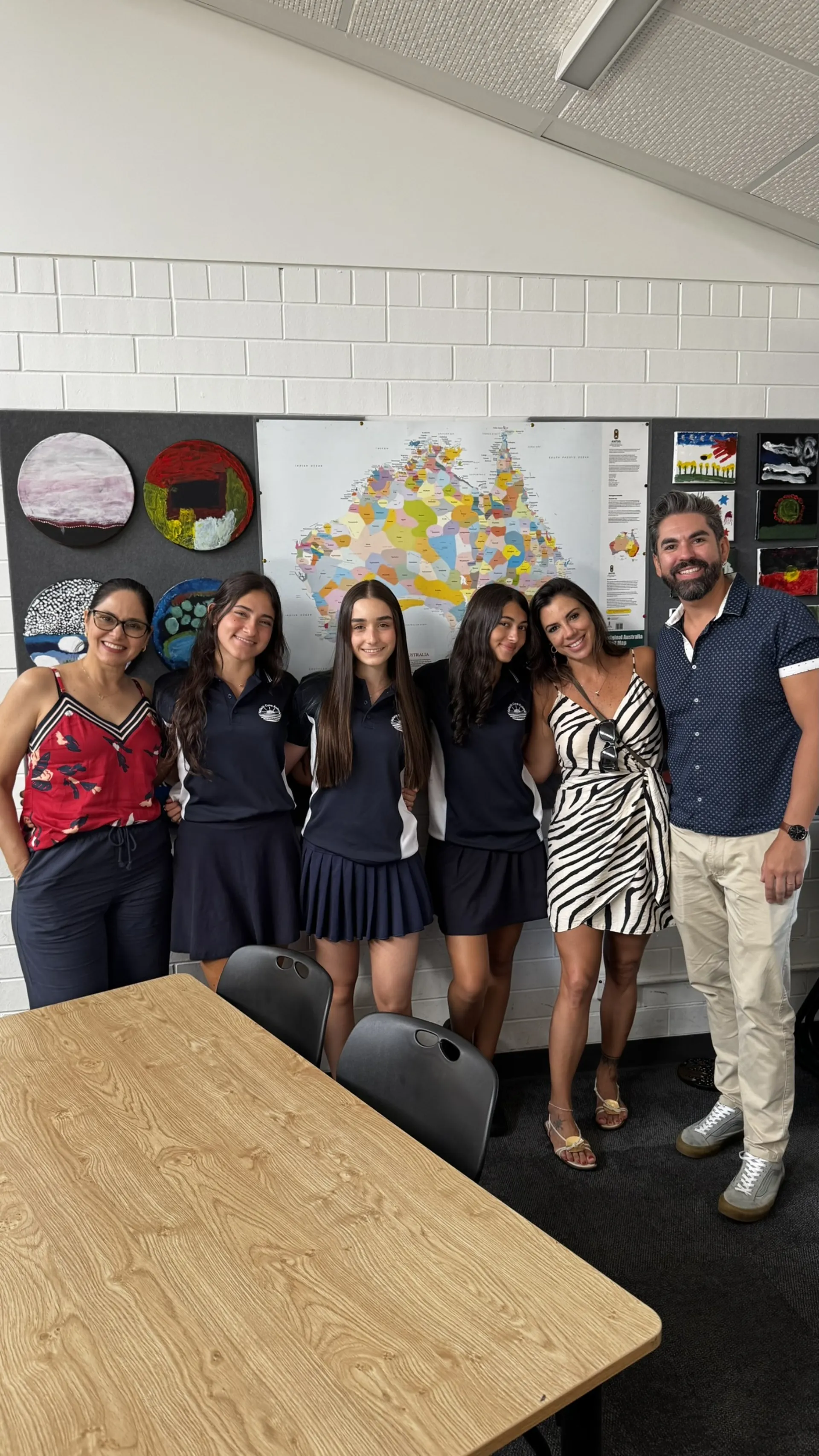 Estudante no campus de escola australiana